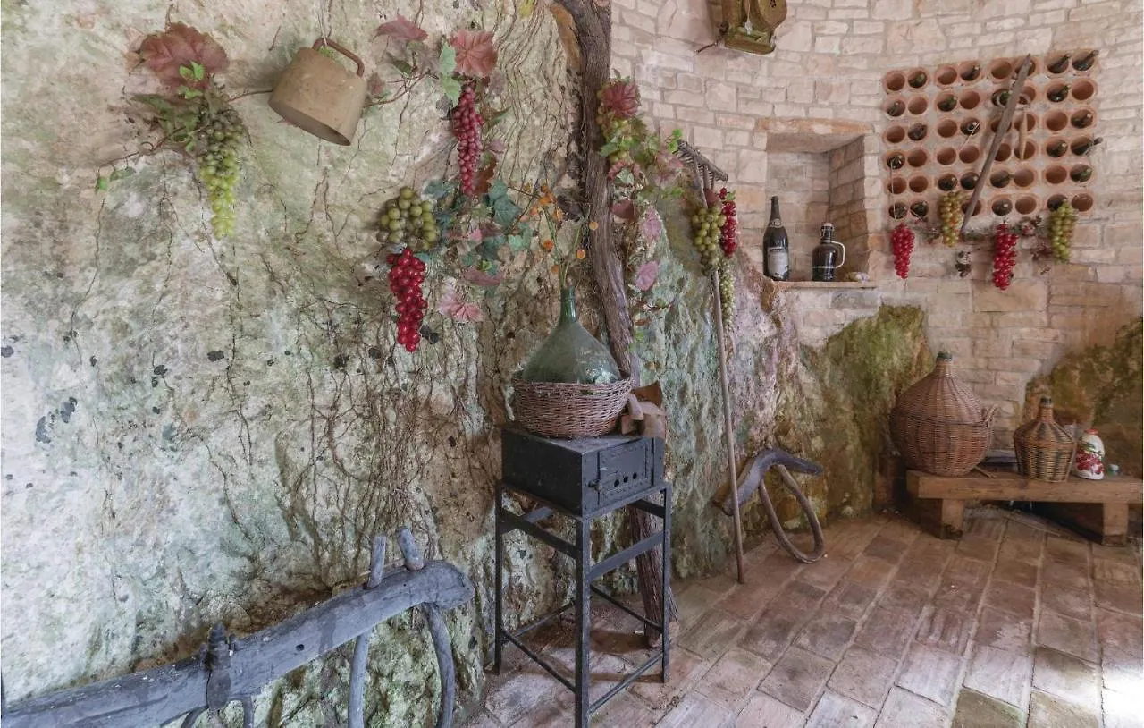 Cozy Home In Manjadvorci With Kitchen