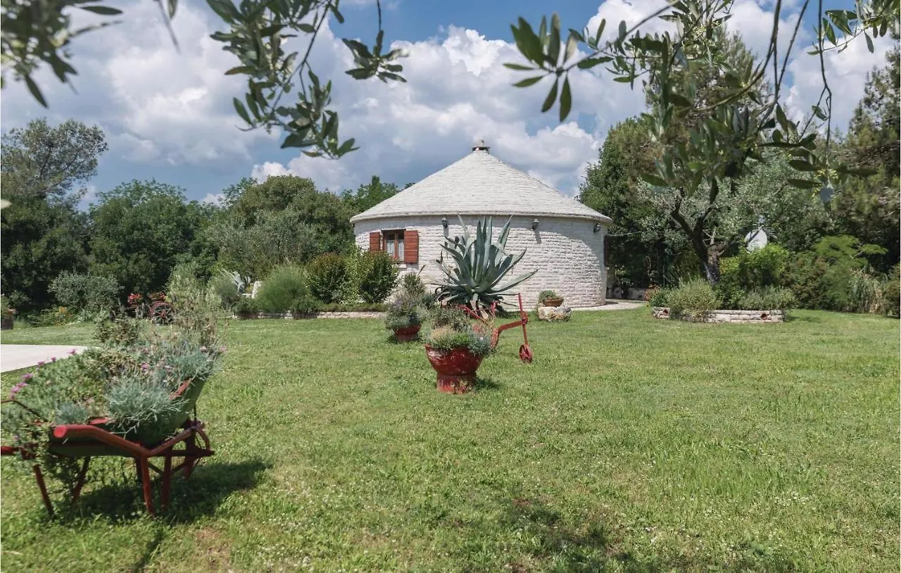 Holiday home Cozy Home In Manjadvorci With Kitchen
